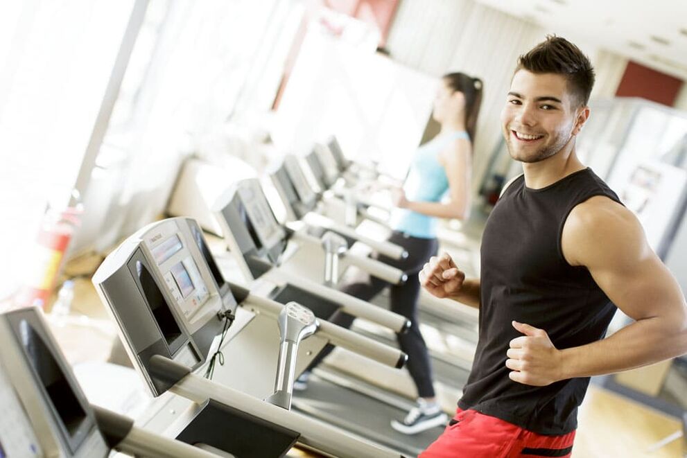 Les exercices cardio aideront un homme à améliorer sa circulation sanguine